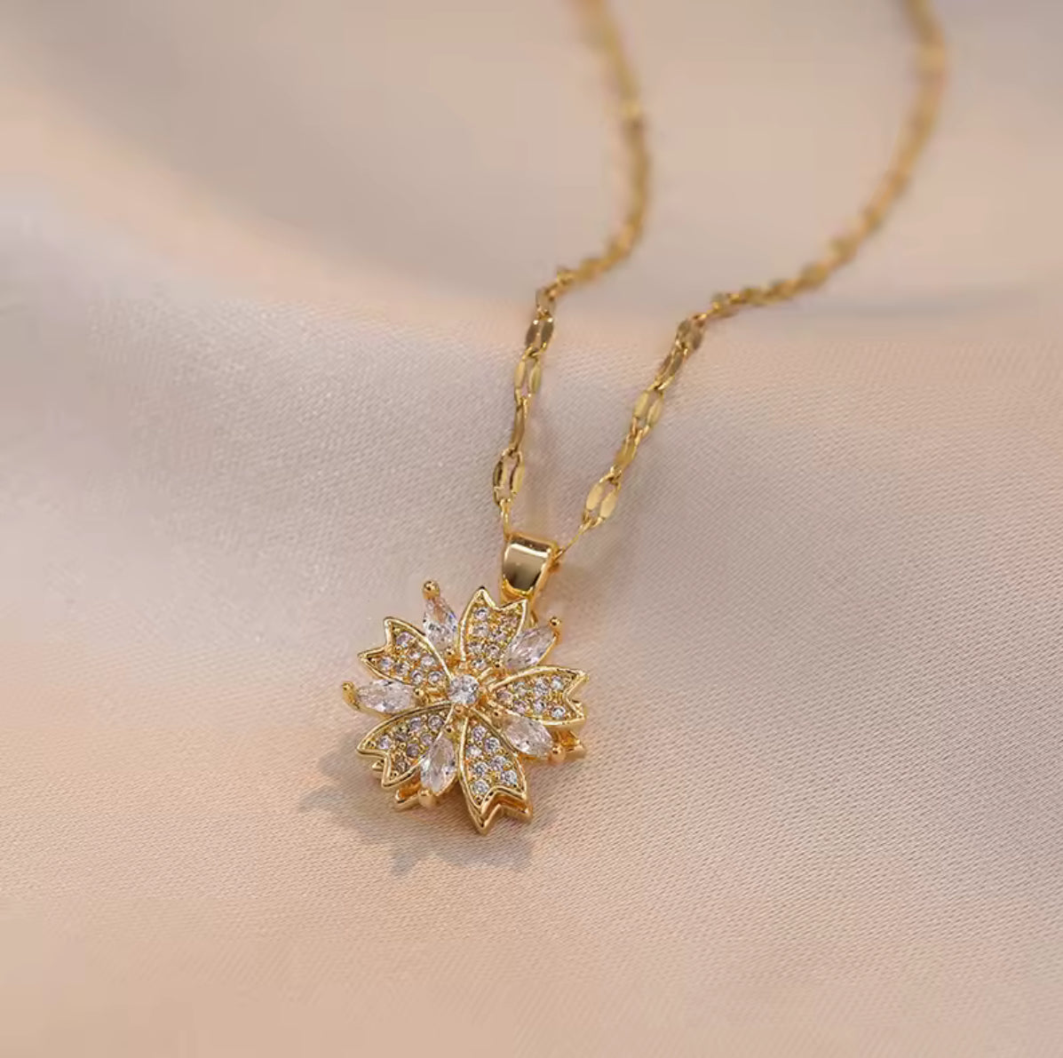 Daisy Rotating Flower Necklace – Gold Plated
