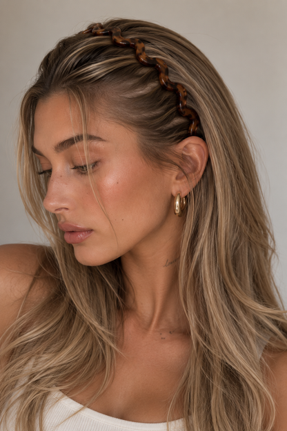Sculptural Wave Headband – Glossy Non-Slip Hair Accessory