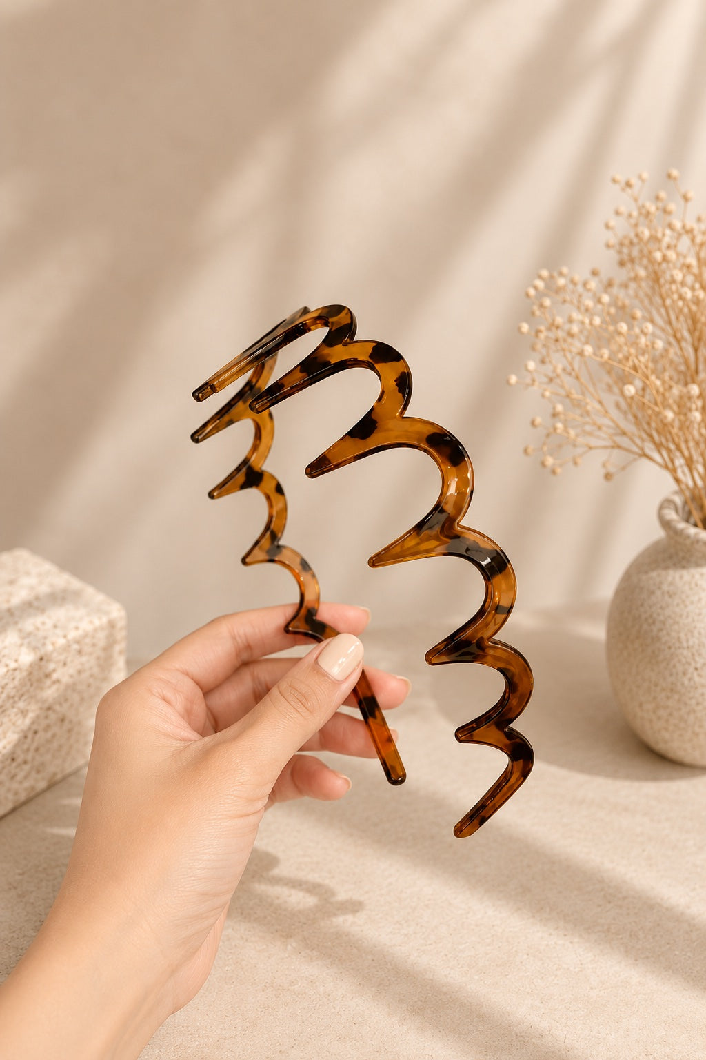 Sculptural Wave Headband – Glossy Non-Slip Hair Accessory